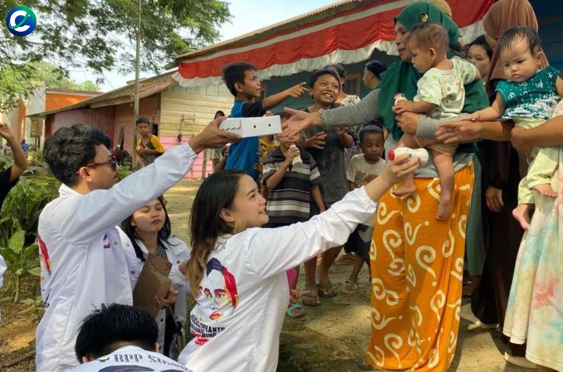 Relawan Prabowo-Gibran Berbagi Susu dan Makan Siang Gratis di TPA Kendari